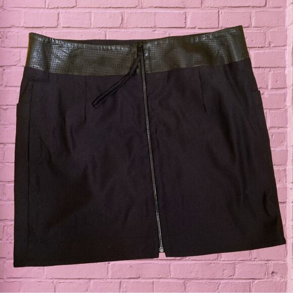Rag & Bone black mini skirt w/leather accent - Picture 2 of 7